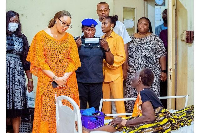 Nigeria At 62: Imo First Lady, Her Excellency Chief Barr. Chioma Uzodimma Visits Patients In Hospital