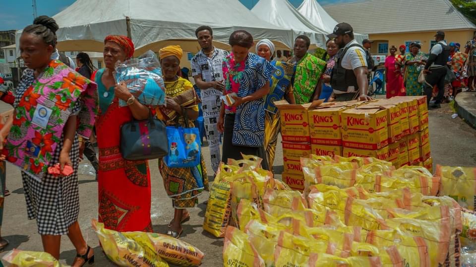 The First Lady of Nigeria, HE Oluremi Tinubu distributes palliatives to 500 widows at the 2023 August Meeting in Imo State