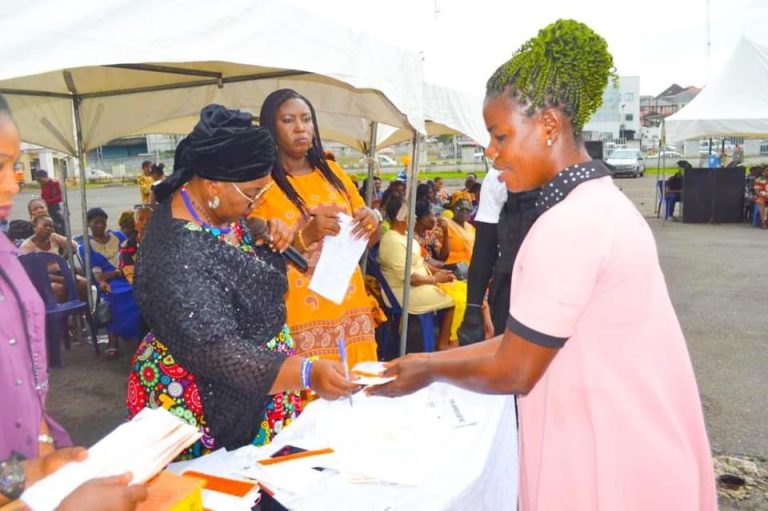 The Office of the Wife of the Imo State Governor empowers 1000 Traders in the State