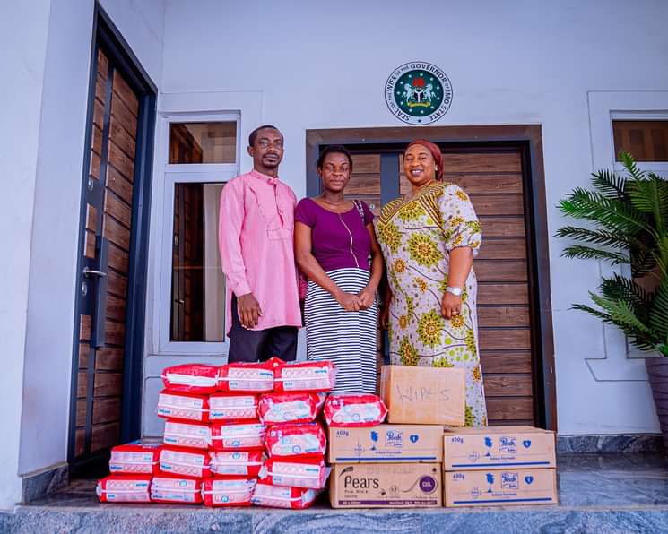 Office of the wife of the governor showers local woman who gave birth with quadruplets with gifts